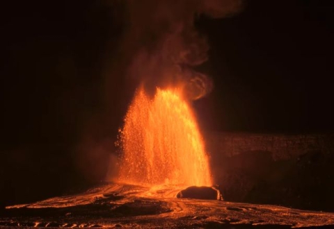 Volcán Kilauea en Hawái expulsa lava que llega a 300 metros de altura
