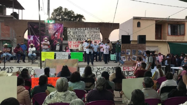 En la plaza pública se dieron a conocer los acuerdos a los que llegaron los grupos en pugna.