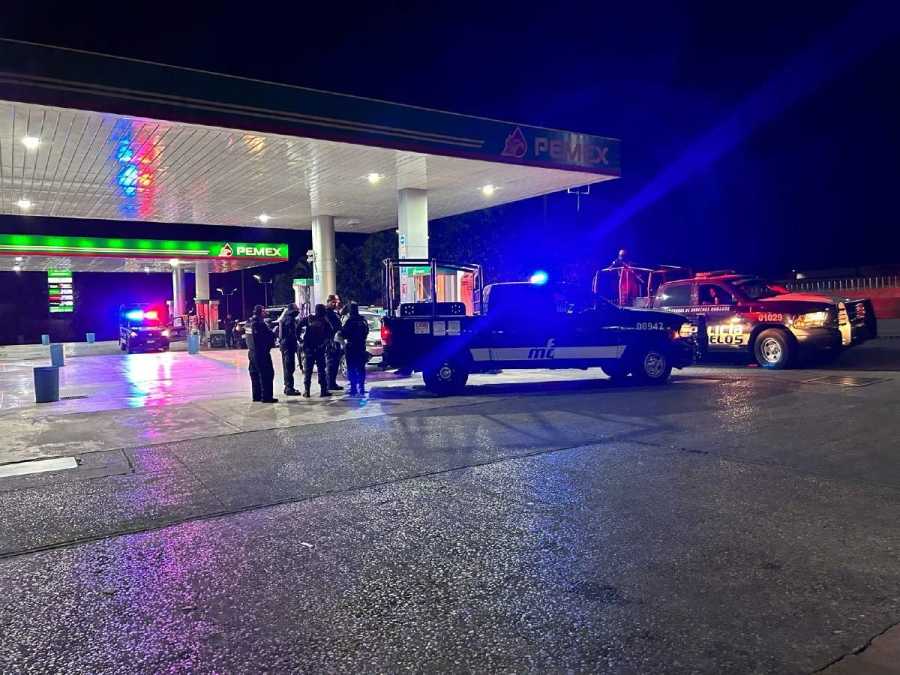  Paramédicos y policías ayudaron a la víctima en la gasolinera.