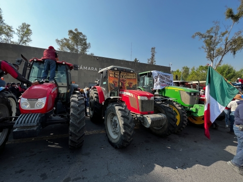 Agricultores llegan con tractores a la C&aacute;mara de Diputados contra Ley de Aguas