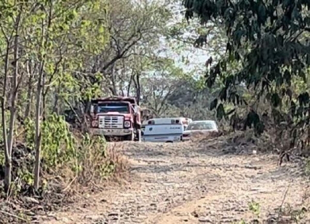 No se informó si el hombre fue asesinado en el sitio o si allí abandonaron el vehículo con todo y el cadáver.