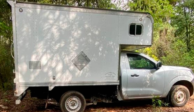 Abandonan una camioneta en Coajomulco