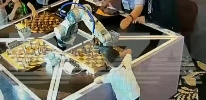 Un robot de ajedrez le rompe el dedo a su oponente, un niño de 7 años