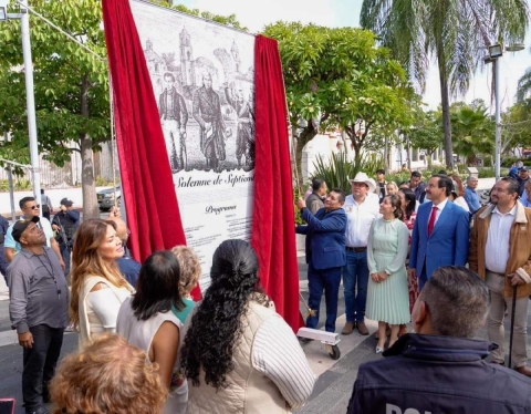 La develación del Bando Solemne marcó el inicio de los festejos por el &quot;mes patrio&quot;.