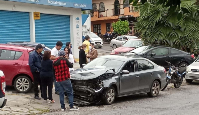 Chocan dos autos en Lomas de la Selva