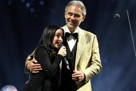 Nicki Nicole sorprende al cantar con Andrea Bocelli en el Hip&oacute;dromo de San Isidro