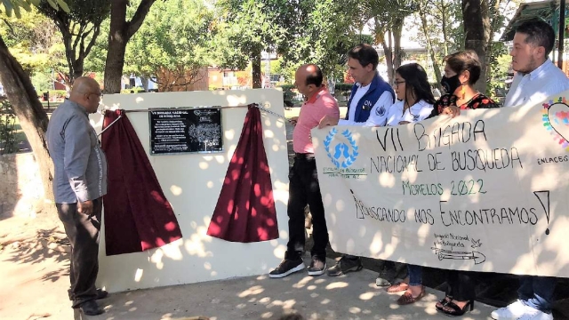 Integrantes de la VII Brigada Nacional de Búsqueda y autoridades de Cuautla develaron una placa en los patios del Tren Escénico.