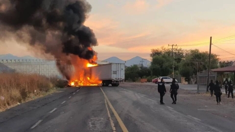 Sujetos armados bloquean carreteras y atacan a la Guardia Nacional en Michoacán