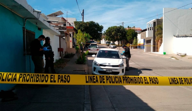 Disparan a plena luz del día contra un auto estacionado