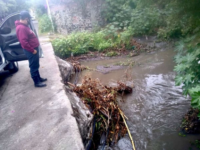 Una de las recomendaciones en la temporada de lluvias es no cruzar cuerpos de agua.