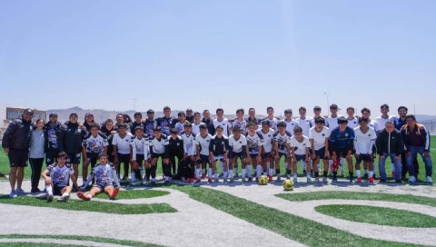 Los jugadores del Cobaem se tomaron foto con sus rivales del Querétaro Sub-17.
