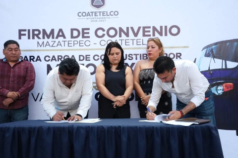 Los alcaldes de ambos municipios encabezaron la firma del convenio.