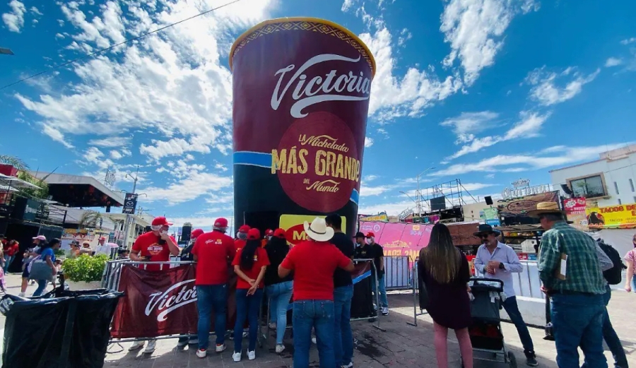 Rompen récord Guinness con la michelada más grande del mundo en la Feria de San Marcos 2025