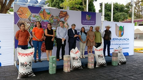 Entrega ayuntamiento capitalino bultos de alimento a productores ganaderos