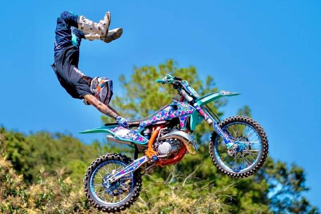 Erick Ruiz presentará un show de freestyle de motocross con piruetas y trucos; además de carreras de supercross.