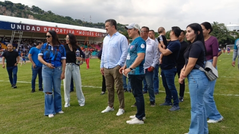 Alcalde de Jiutepec y exjugador profesional Carlos Hermosillo dan patada oficial de torneo de futbol en estadio &#039;Moisés Galindo&#039;