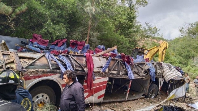 Al menos 27 muertos por volcadura de autobús en Oaxaca