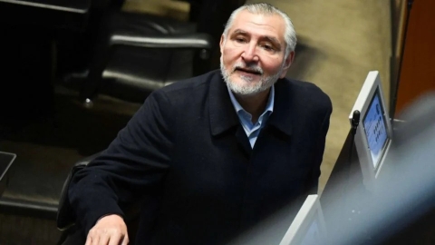 Ad&aacute;n Augusto regala m&aacute;s de 17 mil libros de AMLO a senadores morenistas