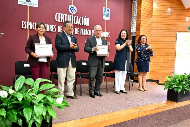 El rector de la UAEM, Gustavo Urquiza, recibió la certificación que otorga la Secretaría de Salud para cinco unidades académicas y dos dependencias administrativas como espacios libres de humo de tabaco y emisiones. 