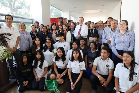 La gobernadora Margarita Gonz&aacute;lez Saravia y el Secretario de Econom&iacute;a federal, Marcelo Ebrard, inauguraron el 4 de diciembre pasado el STS Forum en el Centro de Convenciones de Xochitepec, con la asistencia de estudiantes de instituciones como el Cobaem. 