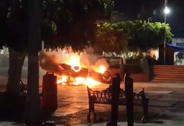 El taxi fue incendiado en el primer cuadro de Tetela del Volcán, la noche del sábado.