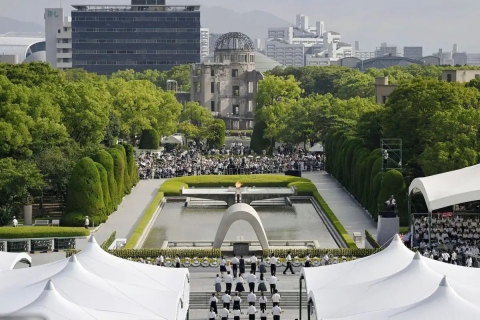 Asistentes a la ceremonia de conmemoración del 80 aniversario del bombardeo en el Parque Conmemorativo de la Paz de Hiroshima, en esta ciudad, ubicada al oeste de Japón.