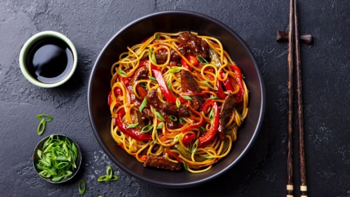 ¿Sin ideas para la comida? Disfruta de esta pasta oriental con una receta sencilla