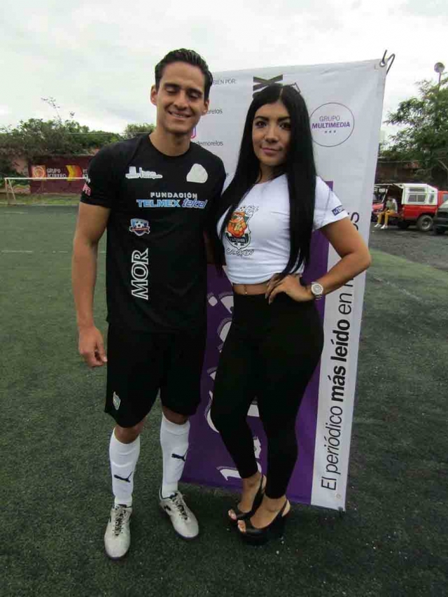 Gerardo Rivas, jugador del Deportivo Valeria, posa con la edecán de La Unión de Morelos.