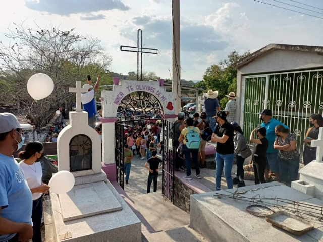 Decenas de personas se congregaron en el cementerio para despedir a Laura Yanet.