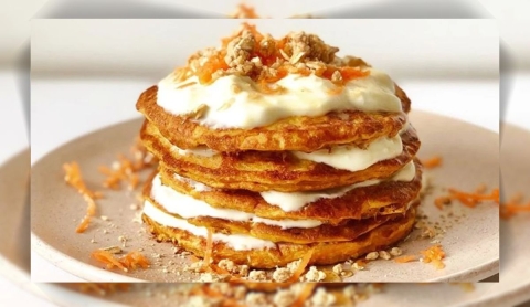 Disfruta unos deliciosos hot cakes de avena y zanahoria