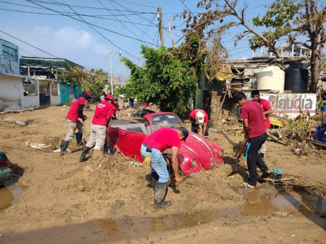 Las dos corporaciones de Bomberos del municipio de Jojutla enviaron brigadas de apoyo a Acapulco.