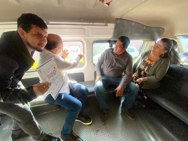 Funcionarios estuvieron invitando a usuarios del transporte colectivo a participar en el taller.