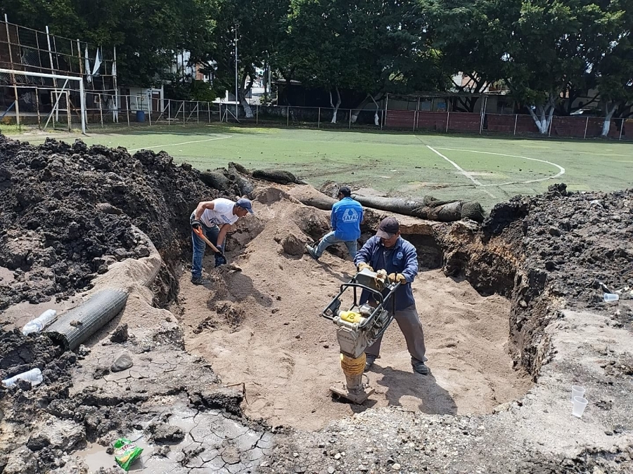 Concluye SAPAC reparación de línea de agua potable en campo de futbol de colonia Flores Magón