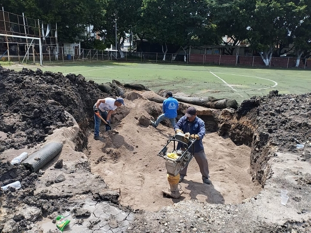 Concluye SAPAC reparación de línea de agua potable en campo de futbol de colonia Flores Magón
