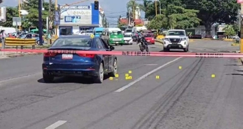 El automóvil en el que viajaban las víctimas cuando fueron agredidas.