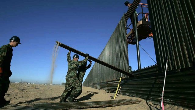 Gobernador de Arizona tapará huecos en el muro fronterizo con contenedores y alambre de púas
