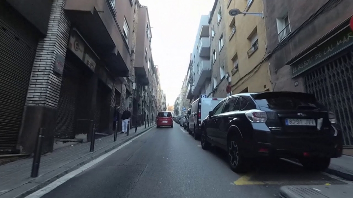 La empinada calle de Barcelona que desafía a los conductores y arrasa en TikTok