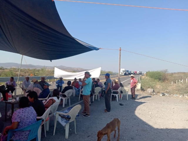 Los inconformes aseguran que se mantendrán en la autopista mientras no atiendan sus demandas.