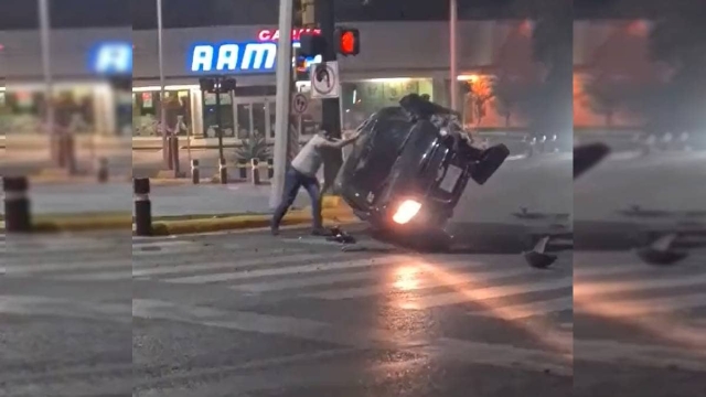 Hombre voltea su auto tras choque.