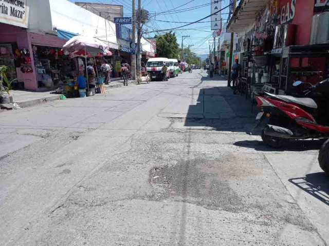 Vecinos del centro de Jojutla consideran que las autoridades pretenden hacer “un circo y chismerío” de la pavimentación de las calles y aunque reconocen que sí se oponen al proyecto, no dan a conocer su propuesta. 