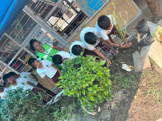 Fomentan cuidado ambiental con la entrega de plantas en escuela de Temixco