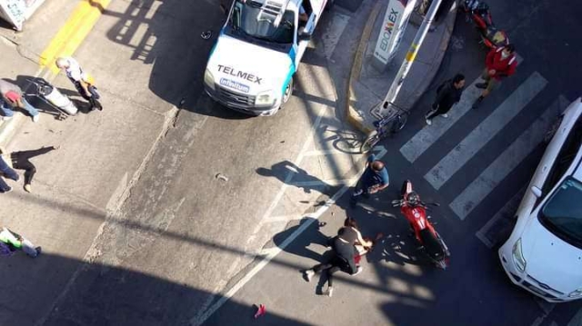 Dos mujeres salen volando de puente tras perder el control de su moto en Neza, Edomex