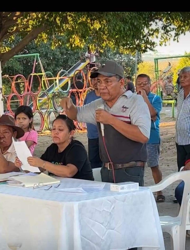 La asamblea determinó hacer un “tianguis del pueblo”, con un nuevo comité, nuevas reglas, porque no las había, y con la recaudación a cargo del ayudante. 