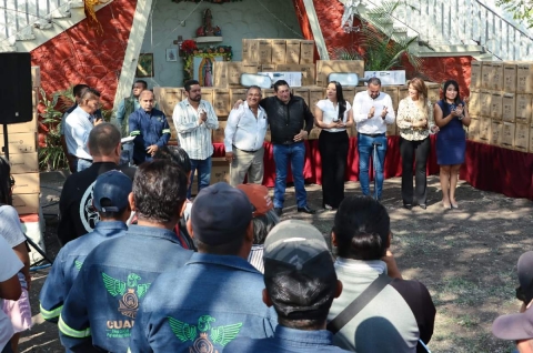 Aspectos del acto en el que se entregaron las luminarias.