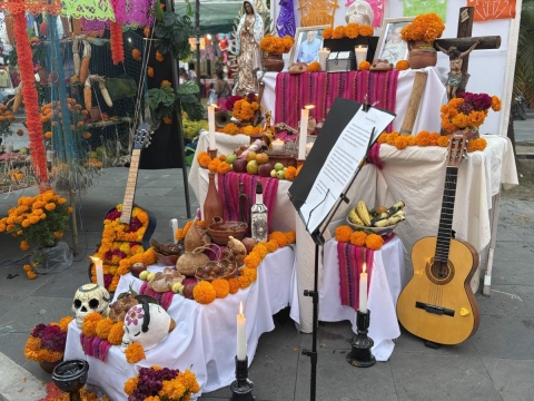 El Día de Muertos ha conquistado al mundo, pero su alma sigue siendo mexicana. 