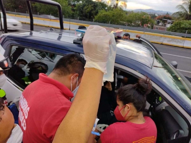 La agente fue llevada a un hospital.