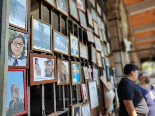 La ofrenda está colocada desde hace varios años en el acceso principal del Palacio de Gobierno. 