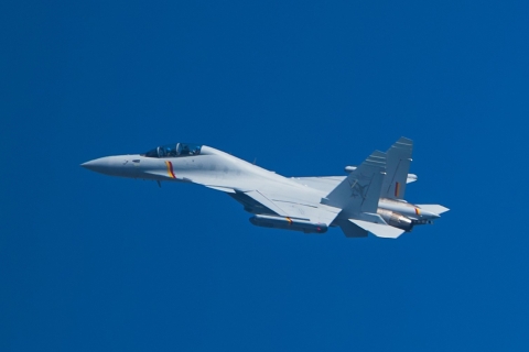 China revela el J-15DT, su nuevo caza de guerra electrónica diseñado para operar desde el portaaviones Fujian