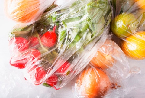 El Error Común al Guardar Comida en el Refrigerador: Usar Bolsas de Plástico