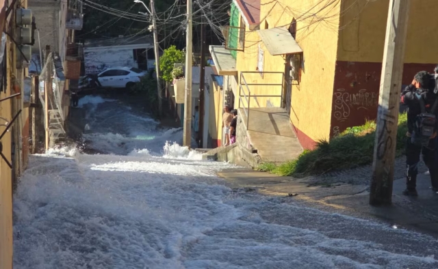 Fuga de agua en &Aacute;lvaro Obreg&oacute;n afecta cinco viviendas en CDMX